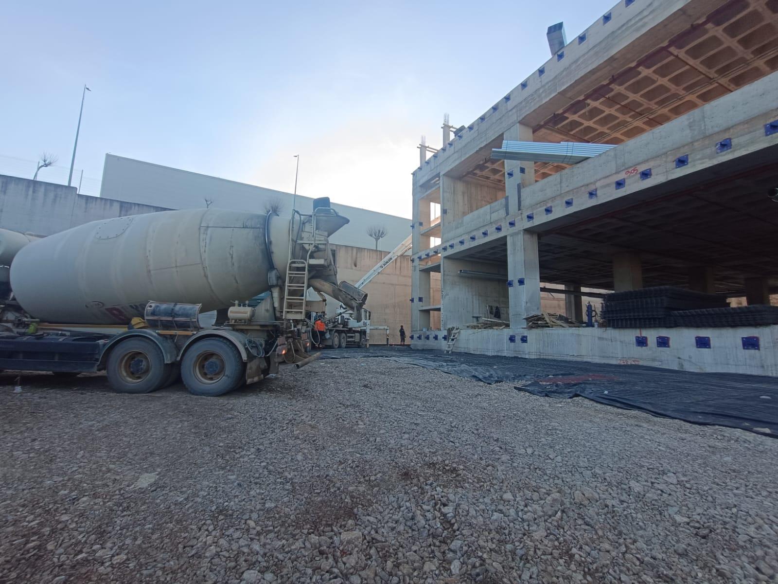 TURKUAZ POLYESTER SAHA BETON DÖKÜMÜ